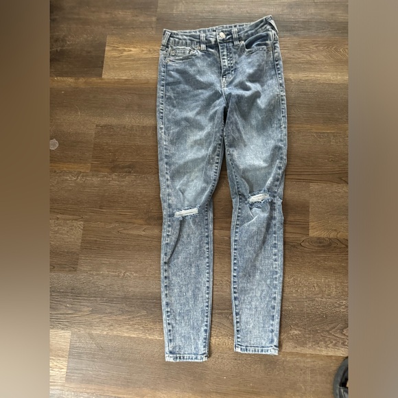 ⭐️SALE⭐️True Religion Halle High Rise Acid Wash Slims with Factory knee Rips - Picture 4 of 4